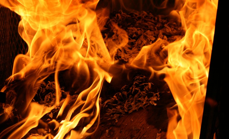 Mais de 100 operacionais combatem as chamas em Chacim