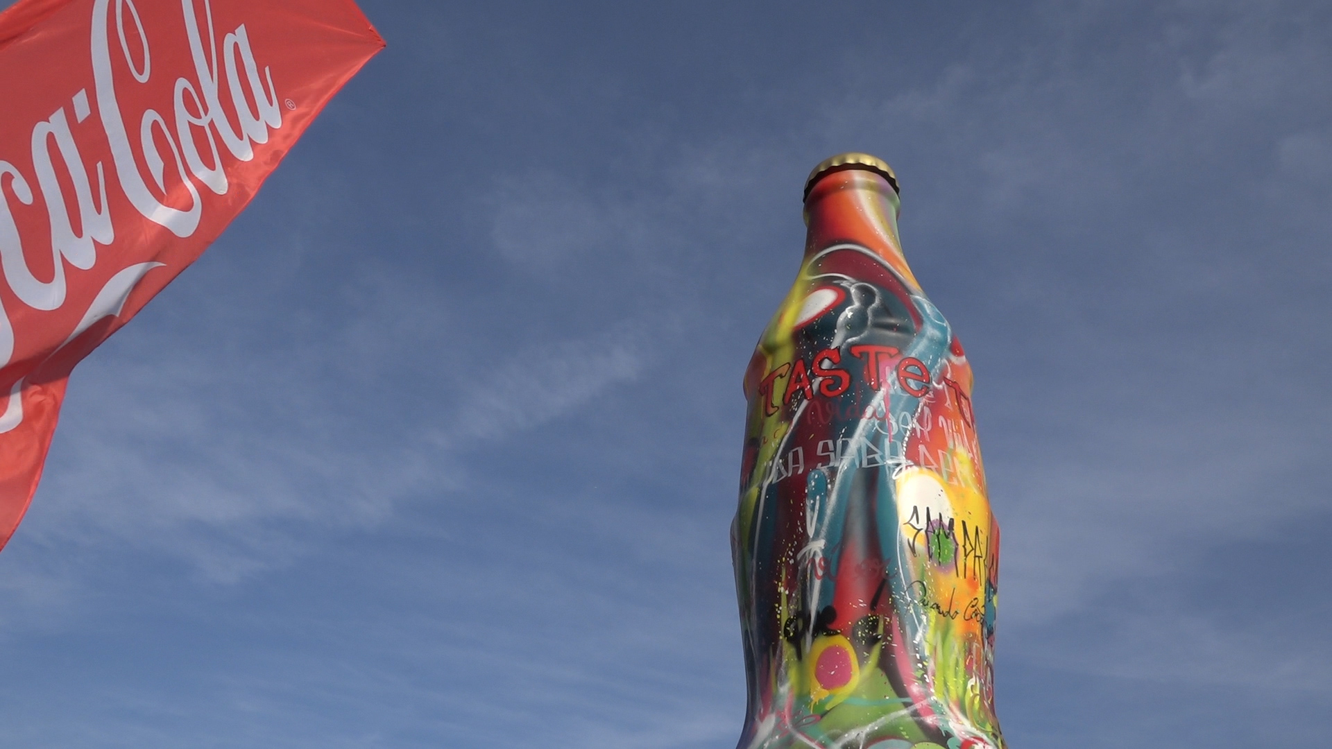 Coca-cola “gigante” para ser visitada na Praia da Ribeira
