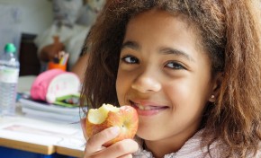 Doação de fruta nas escolas a crianças mais necessitadas