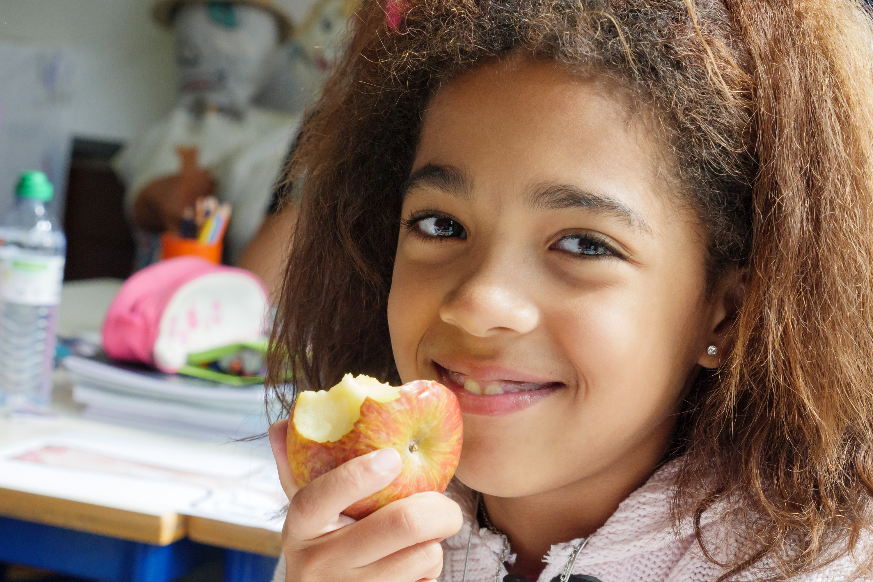 Doação de fruta nas escolas a crianças mais necessitadas