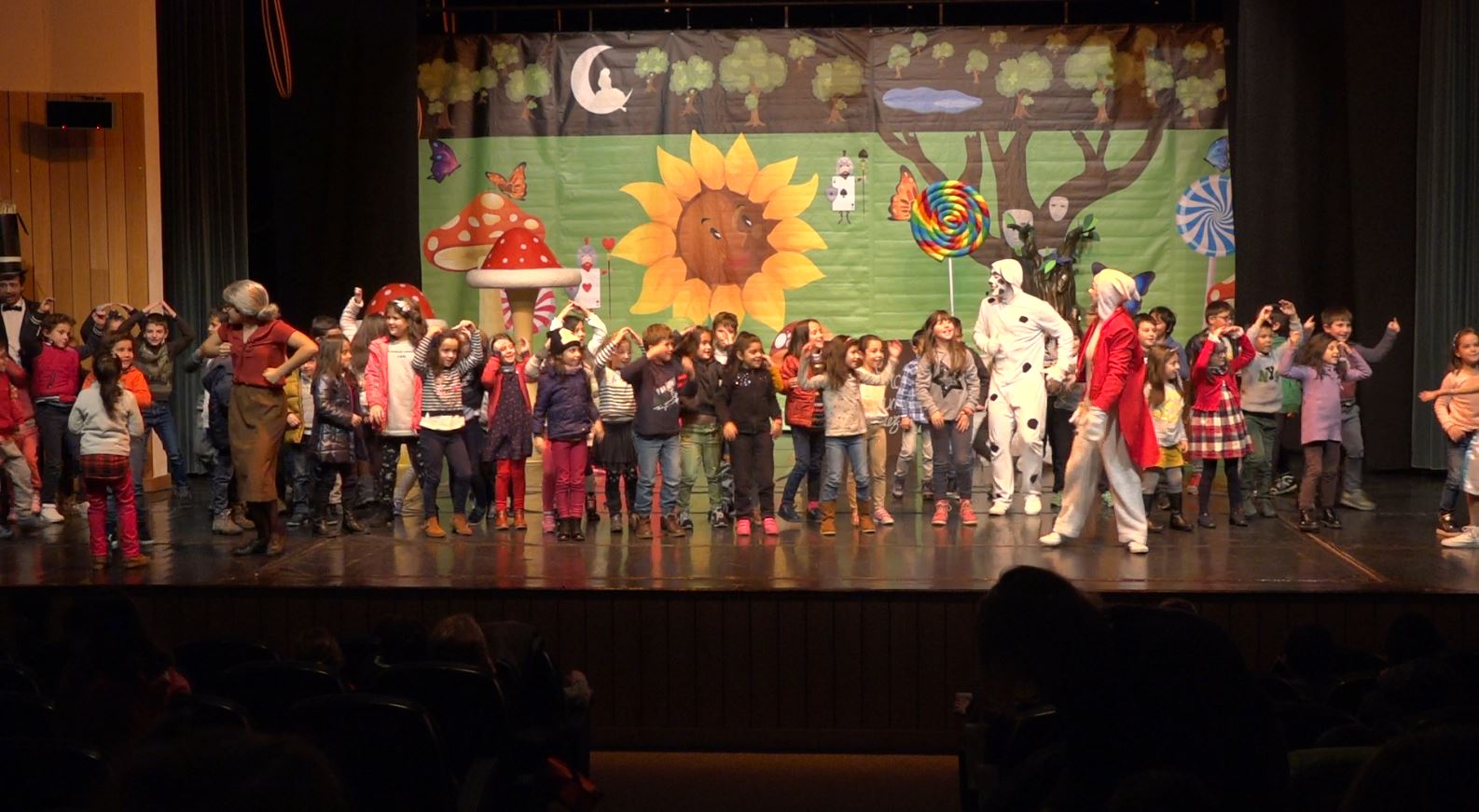 Escolas de Macedo foram ao teatro celebrar o Natal