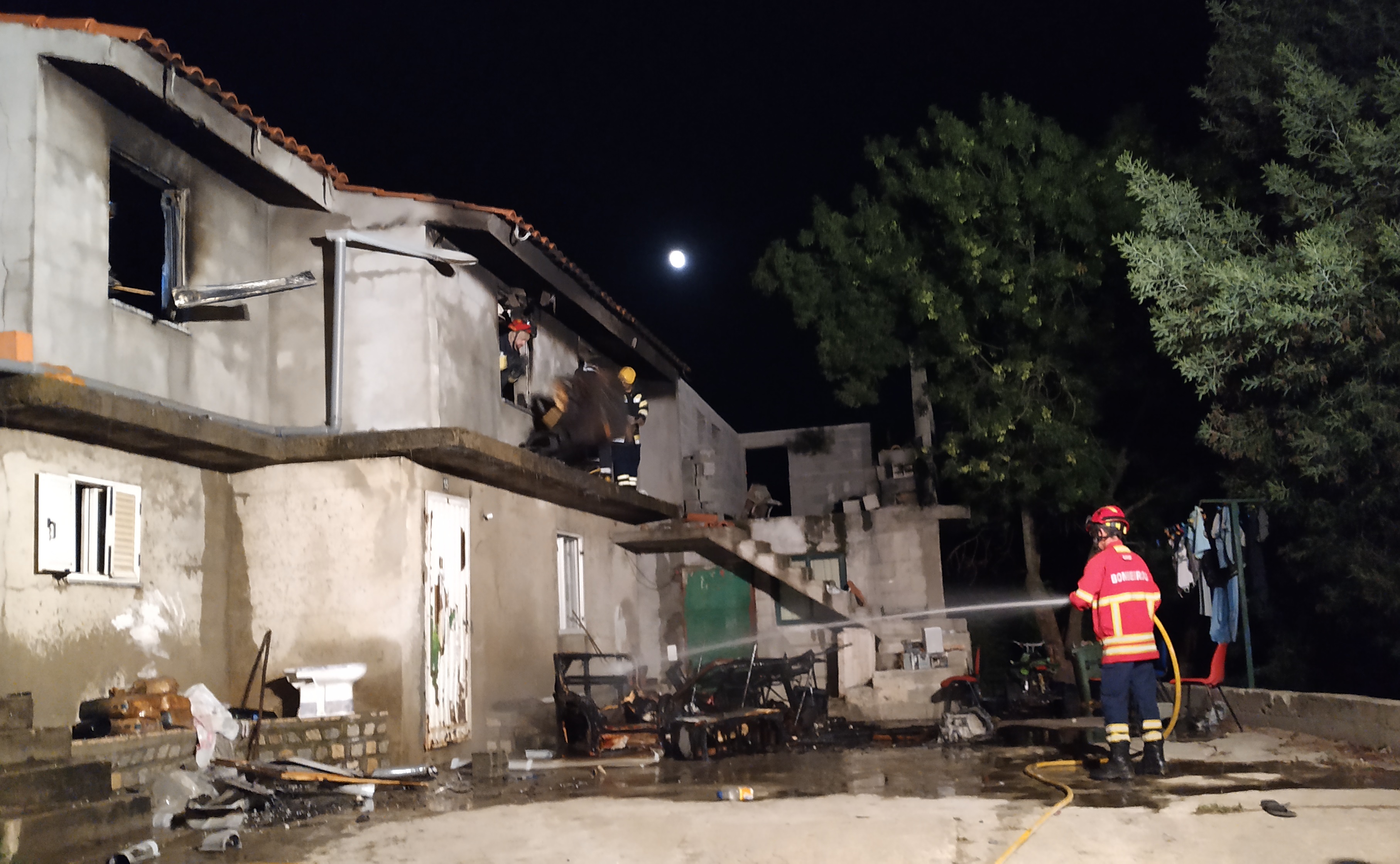 Incêndio destrói cozinha de casa na rua da Mina (Grijó)