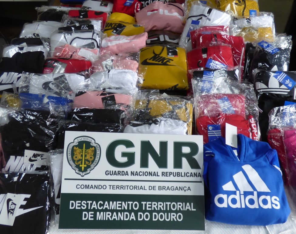 GNR apreende 380 peças de vestuário contrafeito em Mogadouro