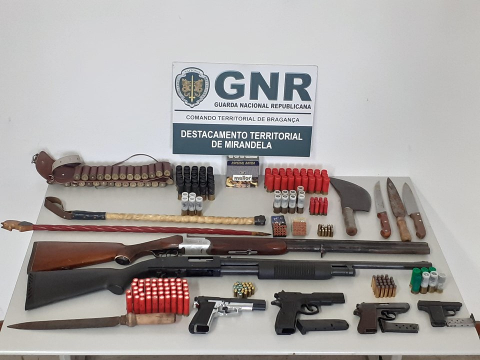 Três homens detidos em Mirandela e Carrazeda de Ansiães por posse ilegal de armas