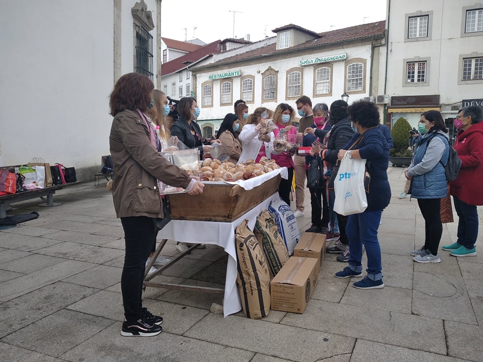 Pães por um euros na Praça da Sé ajudaram a Liga Portuguesa Contra o Cancro (Bragança)