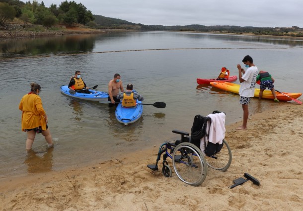 Estação Náutica de Macedo proporcionou experiência de canoagem a portadores de deficiência
