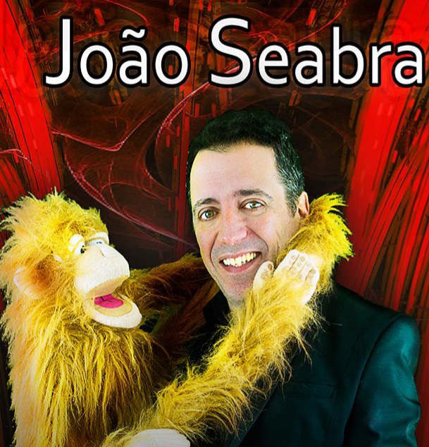 Humorista João Seabra convida a “Olhar para o Boneco” esta noite em Macedo de Cavaleiros