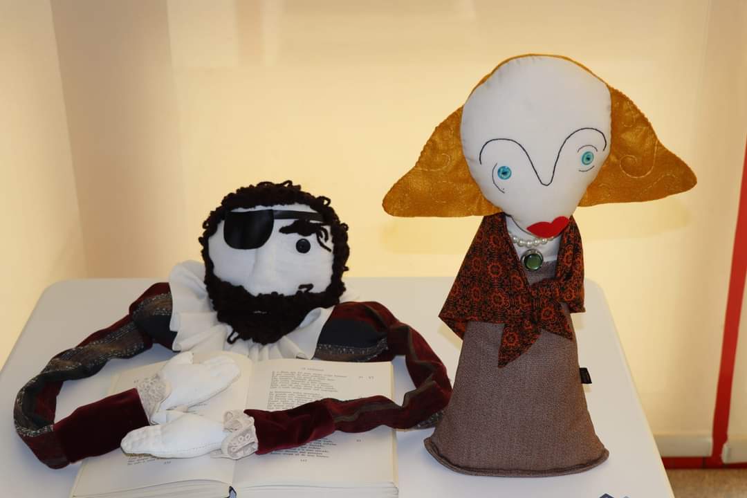 Bonecos de tecido que retratam figuras literárias podem ser visitados na Biblioteca A.M. Pires Cabral de Macedo de Cavaleiros