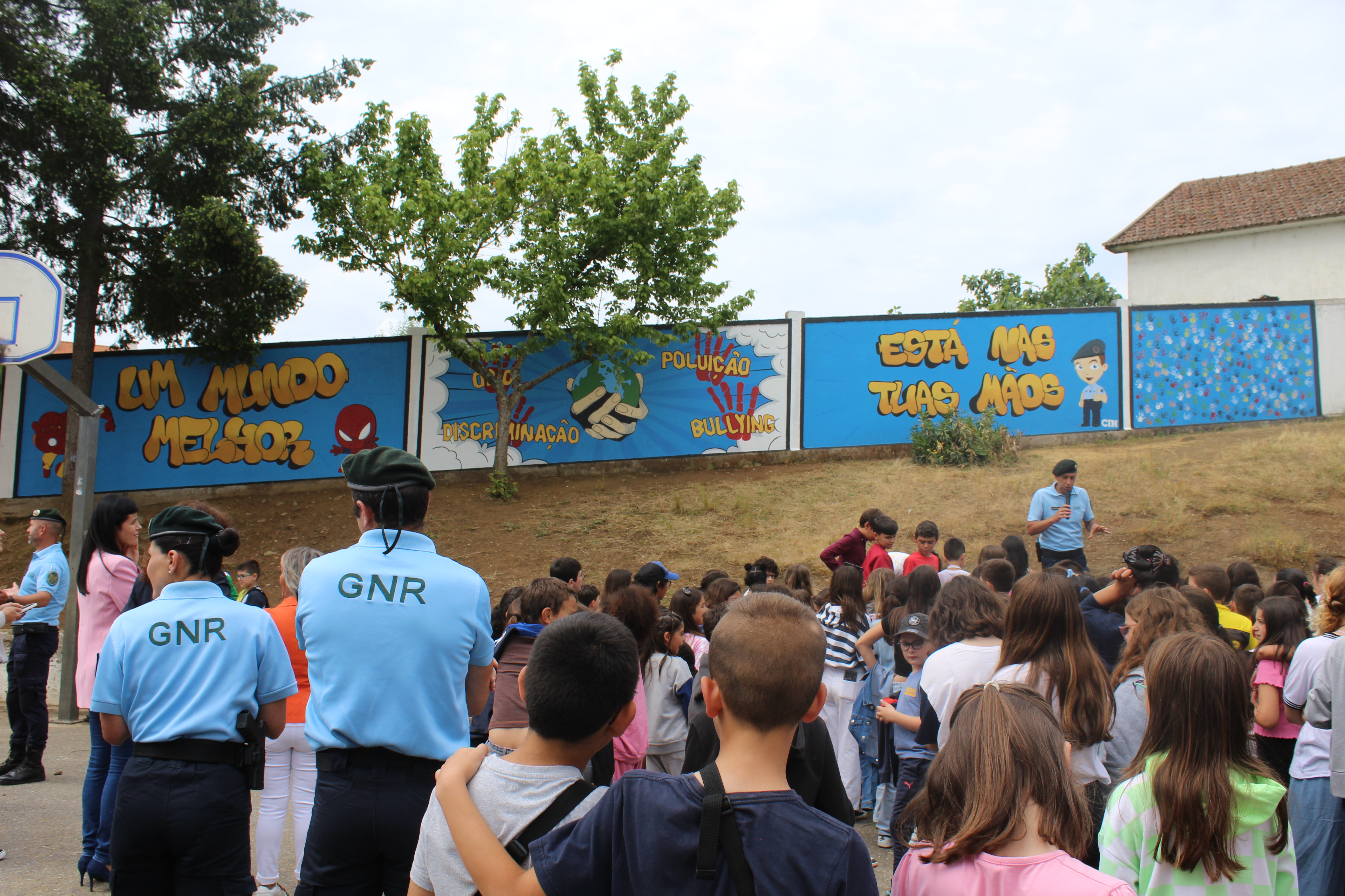 Ação de sensibilização da GNR nas paredes da Escola Secundária de Macedo de Cavaleiros