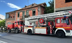 Casa devoluta esteve esta tarde em chamas na cidade de Macedo de Cavaleiros